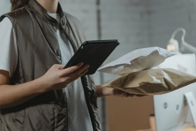 Dropshipping vs Holding Inventory: Key Differences